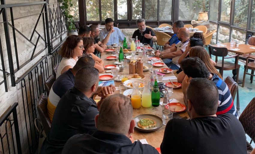 פגישת בעלי העסקים עם הרב דובי חיון, עם רג'א זעאתרה ועם שהירה שלבי (צילום: אייל אבו סאלח)