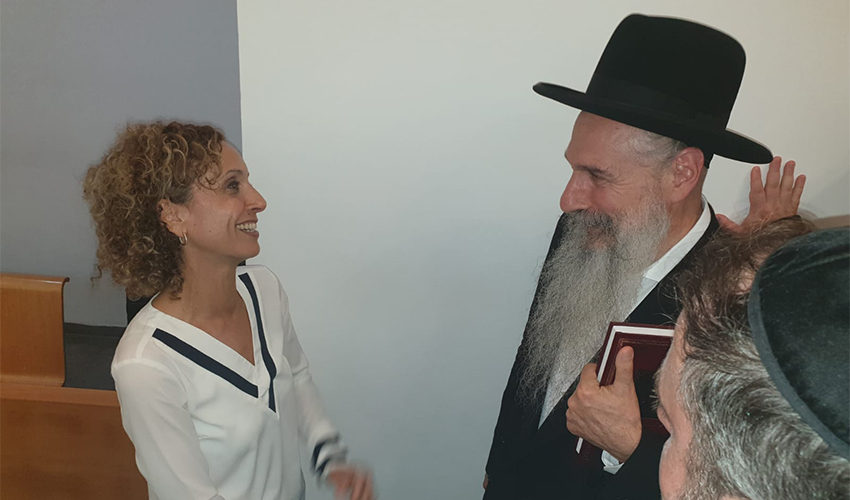 הזמר מרדכי בן דוד והיועצת המשפטית לעירייה עו"ד ימית קליין בבית המשפט