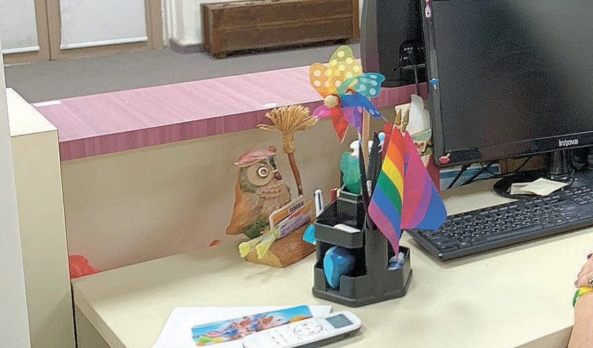 דגלון הגאווה על שולחנה של הספרנית חנה קפויה