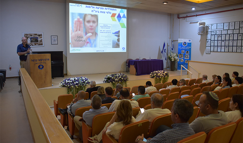 ד"ר אבי גולדברג בכנס למניעת אלימות (צילום: אלי דדון)