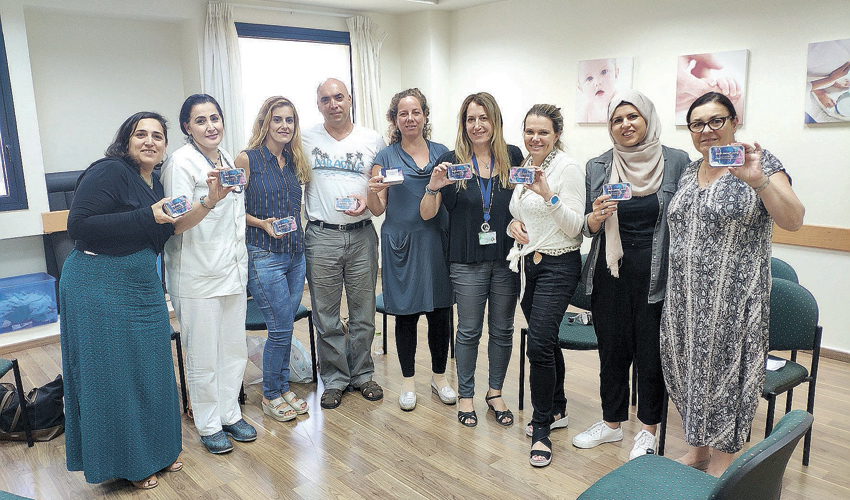 משתתפי הסדנה לטיפול בקלפים (צילום: דוברות שירותי בריאות כללית)