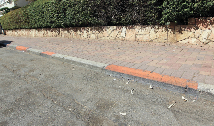 מדרכה צבועה בכתום-לבן (עיבוד: אביב מלכי)