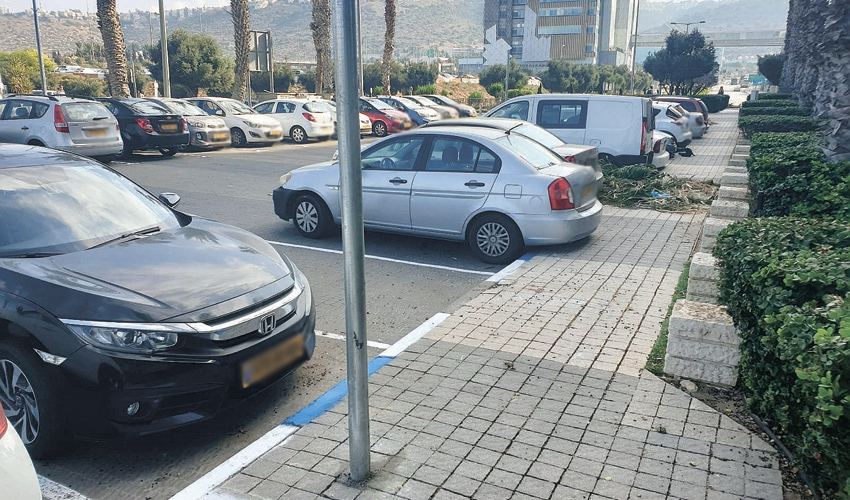 אחד מהחניונים הסמוכים למת"ם, הבוקר (צילום: בועז כהן)