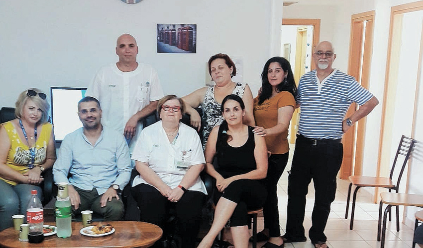 מטפלים ממערך בריאות הנפש בביקור בהוסטל (צילום: דוברות שירותי בריאות כללית)