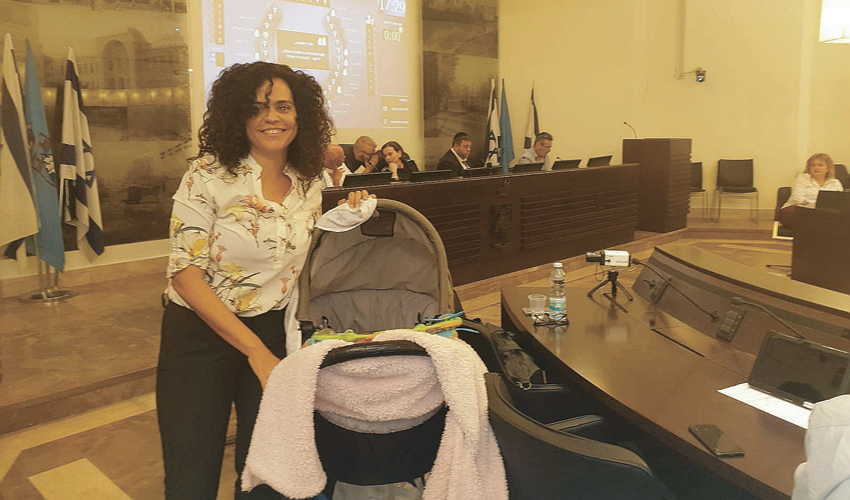 יעל שנער ובתה גלי בישיבת מועצת העיר. "התגובות שקיבלתי מכל חברי המועצה, כולל מראש העיר, היו מקסימות” (צילום: בועז כהן)