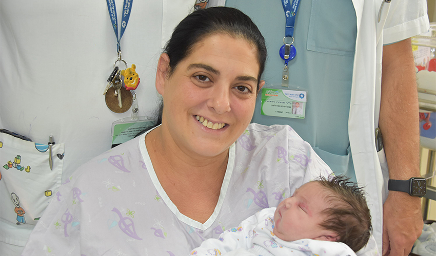 קרין סבג והתינוקת (צילום: אלי דדון)