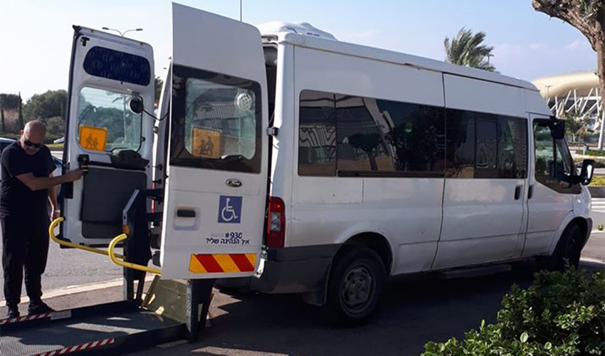 רכב הסעות לבעלי מוגבלות מוריד תלמידים על מדרכה ליד בית הספר נאות פרס