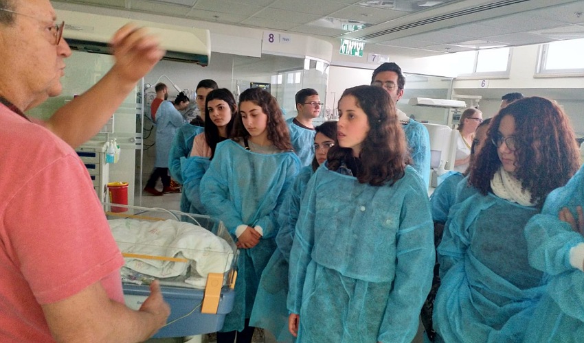 תלמידי בית הספר עירוני ג' בביקור במרכז הרפואי כרמל (צילום: המרכז הרפואי כרמל)