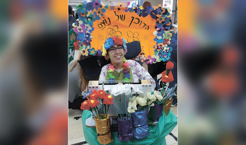 נועם פרוי שולץ, בוגרת בית הספר אופקים, בתחפושת שעיצבה מיכל בן שבתאי