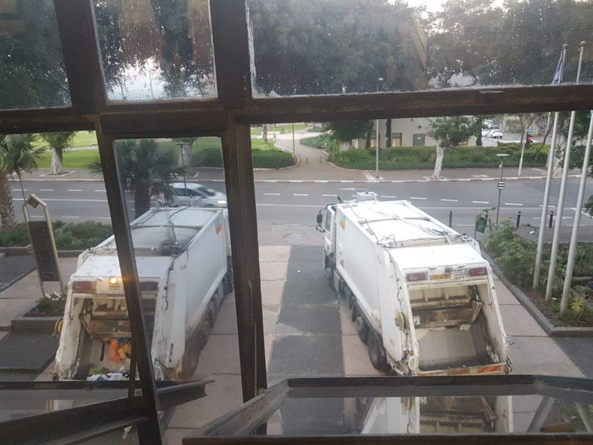 משאיות לפינוי אשפה חוסמות את הכניסה לבניין העירייה