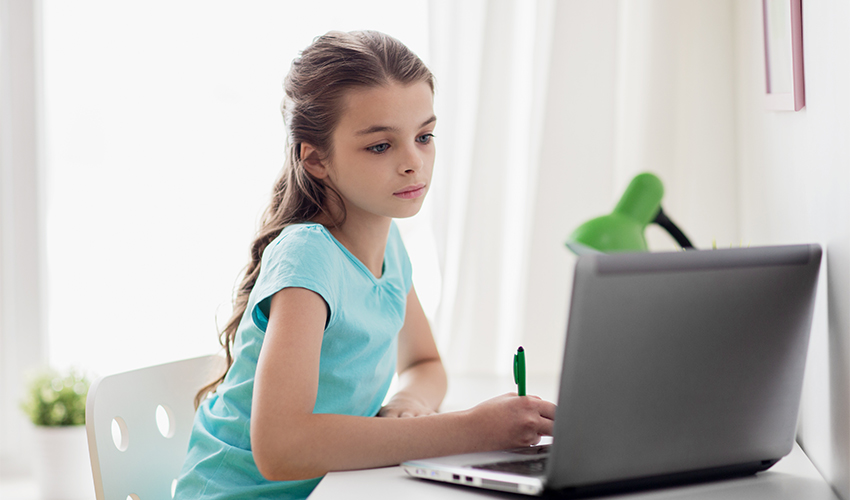 ילדה לומדת במחשב בבית (צילום: א.ס.א.פ קריאייטיב/INGIMAGE)