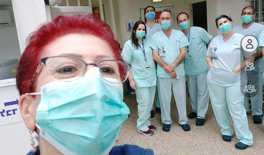 שלומית עג'מי בסלפי עם צוות מחלקת קורונה 1 במרכז הרפואי כרמל (צילום: שלומית עג'מי)