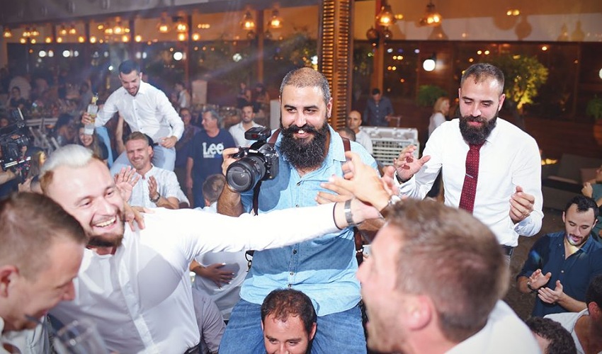 דורי אהרון בזמן צילום אירוע