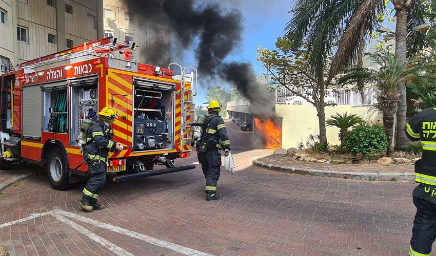 השריפה בחניון ברחוב גוט לוין (צילום: דוברות שירותי הכבאות וההצלה)