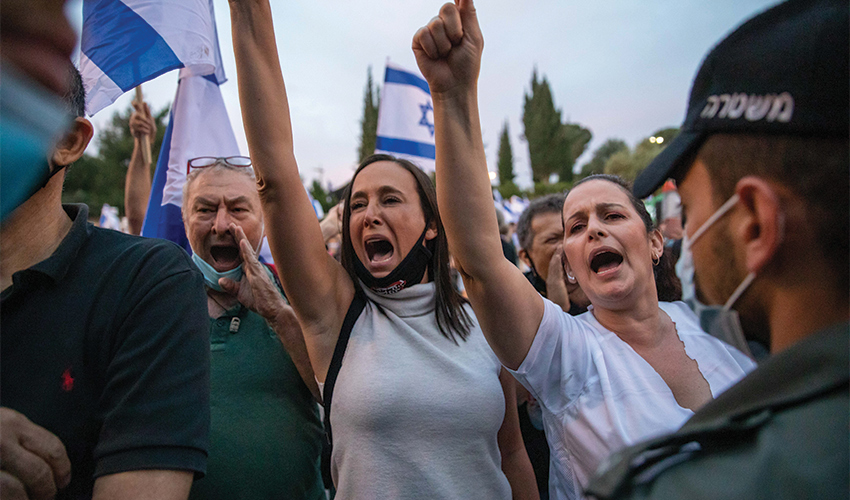 סיגל שטרנברג בהפגנה בירושלים. "בכל פעם גוזרים עלינו גזרה, ואנחנו יושבים בבית בשקט“ (צילום: אמיל סלמן)