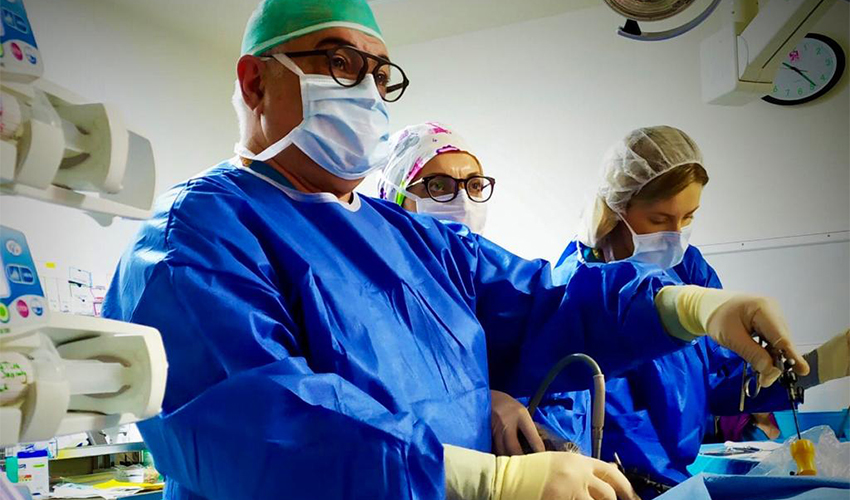 ד"ר ארקדי ואצ'יאן במהלך הניתוח (צילום: דוברות הקריה הרפואית רמב"ם)