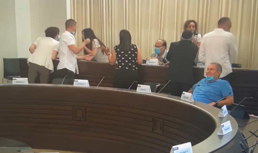 המהומה בישיבת מועצת העיר (צילום מתוך דף הפייסבוק של עיריית חיפה)