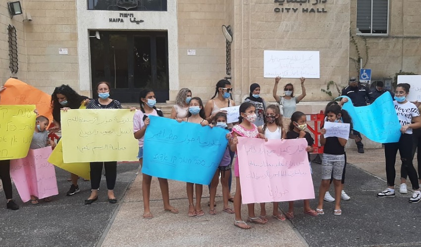 תלמידים מבית הספר חיואר מפגינים מול בניין עיריית חיפה