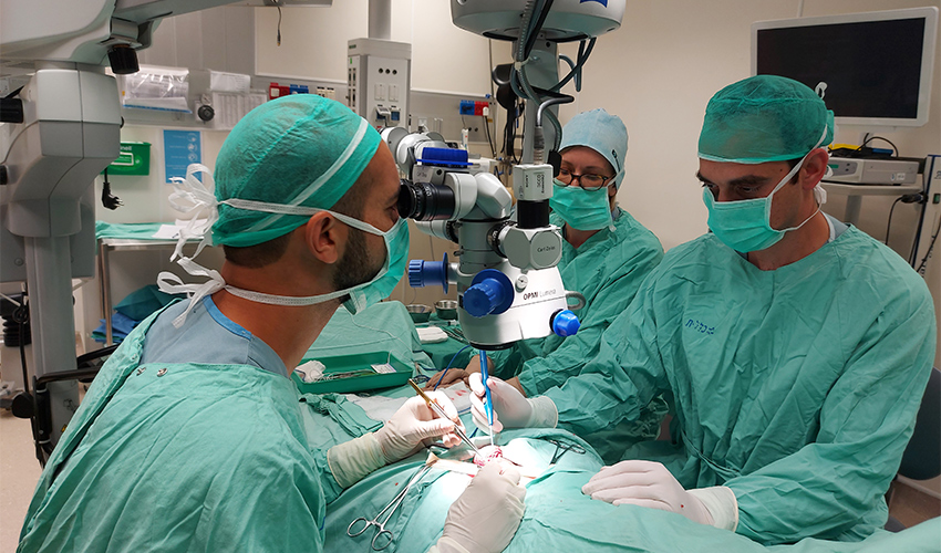 ד"ר מהרן כבהה וצוות המחלקה האורולוגית בכרמל במהלך ניתוח המיקרוסקופי (צילום: אלי דדון)