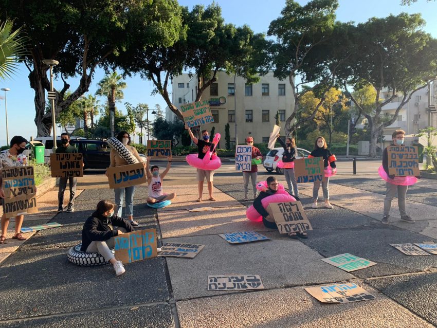 ההפגנה של פעילי התנועה לאיכות השלטון ברחבת עיריית חיפה