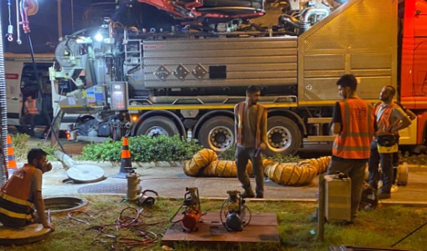 העבודות לפתיחת הסתימה בקו הביוב ברחוב חטיבת גולני (צילום: תאגיד מי כרמל)