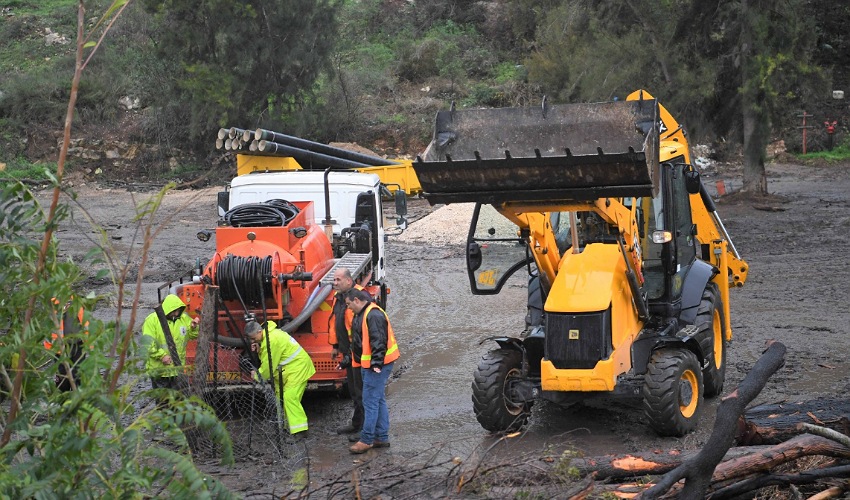 ההכנות לקראת הסערה (צילום: ראובן כהן, דוברות עיריית חיפה)