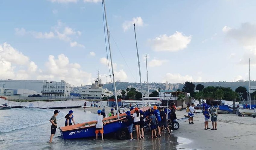 פעילות במרכז הימי בחוף השקט (צילום: שבט צופי ים חיפה)