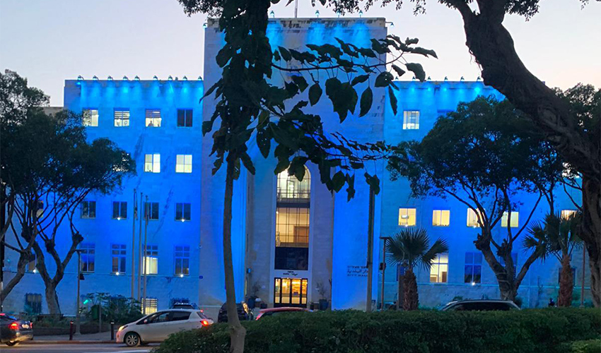 בניין עיריית חיפה מואר בכחול (צילום: ראובן כהן, דוברות עיריית חיפה)