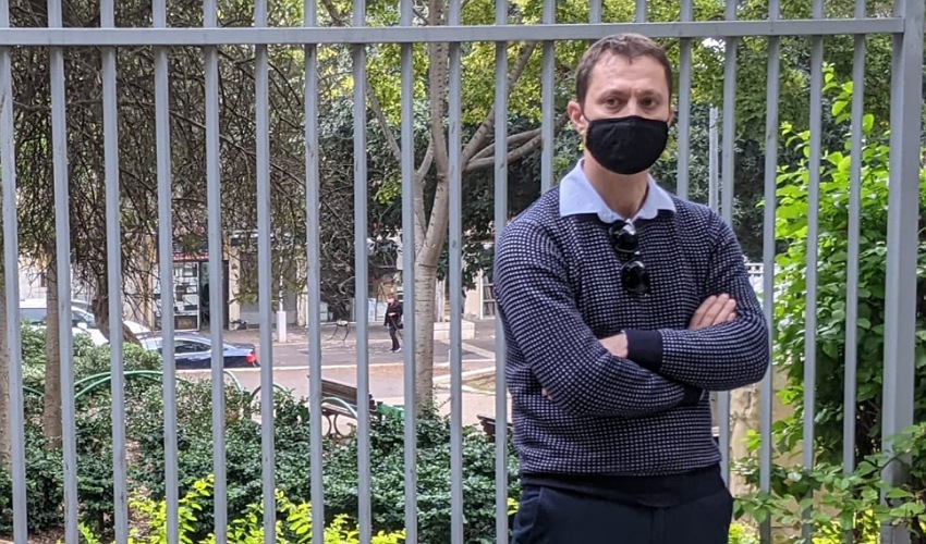 דן גפן בסיור בהדר (צילום: ברק סלע)
