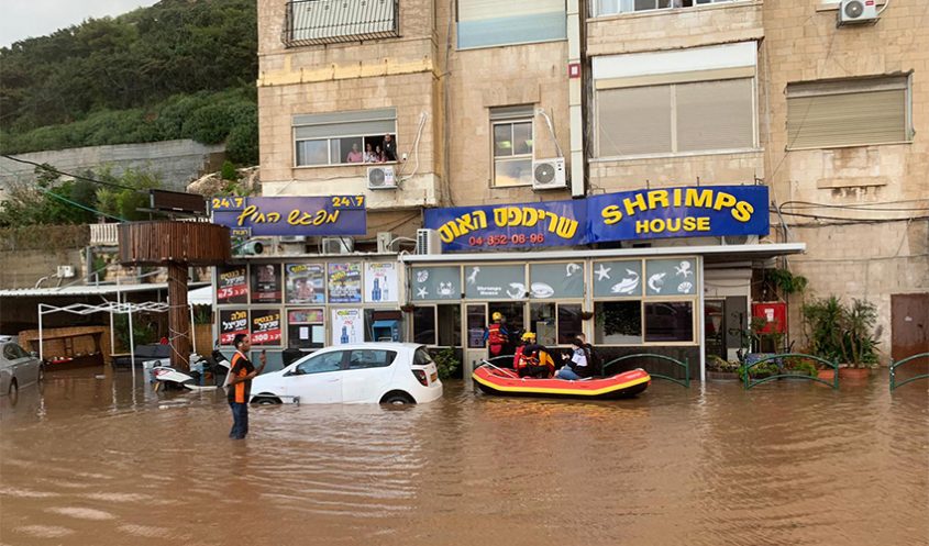 הצפה בדרך ההגנה (צילום: דוברות שירותי הכבאות וההצלה)