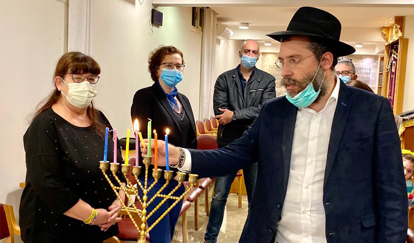 טקס הדלקת נרות חנוכה בבית הכנסת ע"ש אלעד ריבן (צילום: ראובן כהן, דוברות עיריית חיפה)