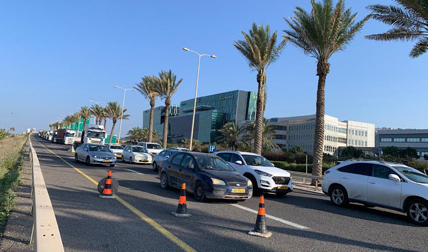 המחסום ביציאה הדרומית מחיפה (צילום: חגית הורנשטיין)