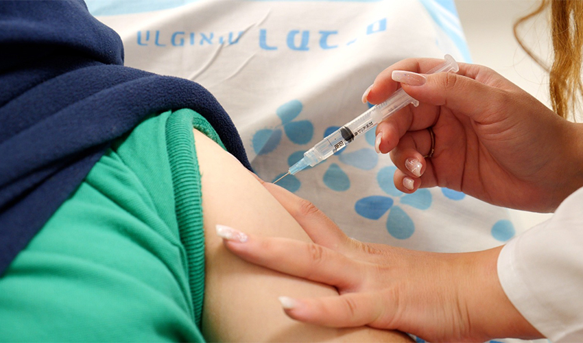 המתנדב הראשון ברמב"ם שקיבל את החיסון של המכון הביולוגי בנס ציונה (צילום: דוברות הקריה הרפואית רמב"ם)
