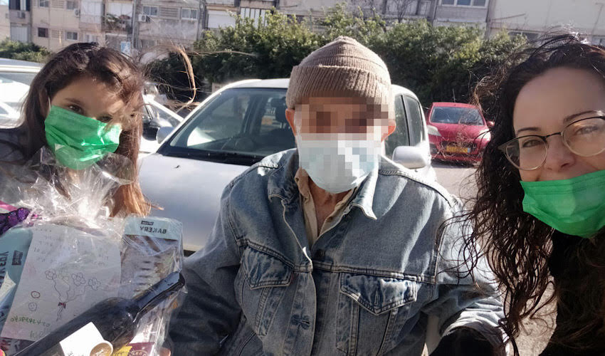 חלוקת משלוחי המזון (צילום: בית הספר חוגים)