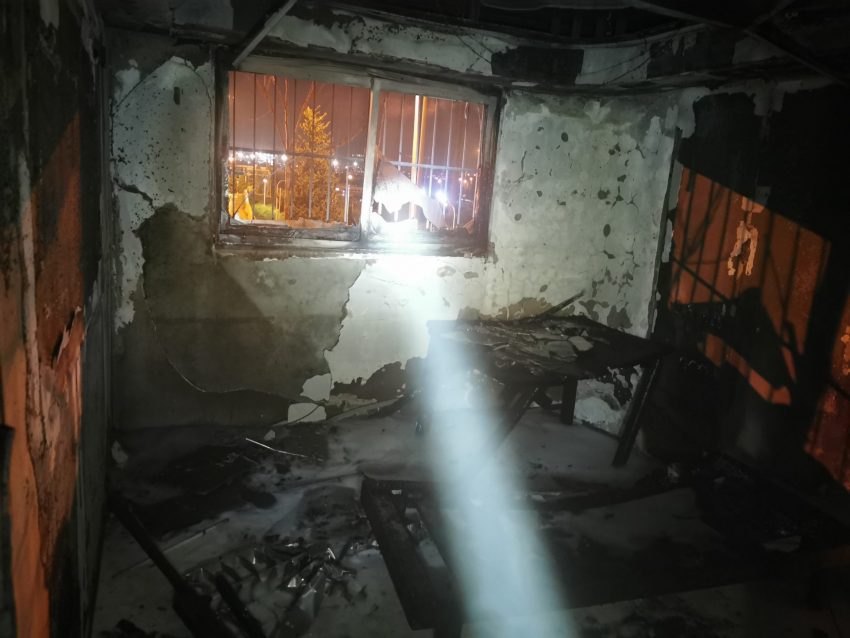 נזקי השריפה בדירה ברחוב רבי שלום שרעבי (צילום: דוברות שירותי הכבאות וההצלה)