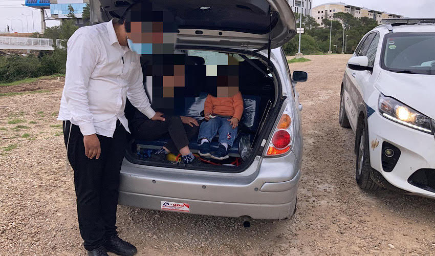 הנהג ושניים מילדיו שהושבו בתא המטען (צילום: דוברות משטרת ישראל)