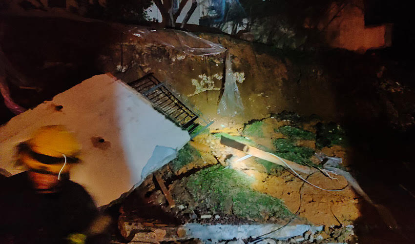 הקיר שקרס בדניה (צילום: דוברות שירותי הכבאות וההצלה)