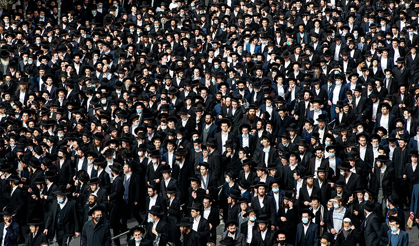התקהלות של חרדים (צילום: אוהד צויגנברג)
