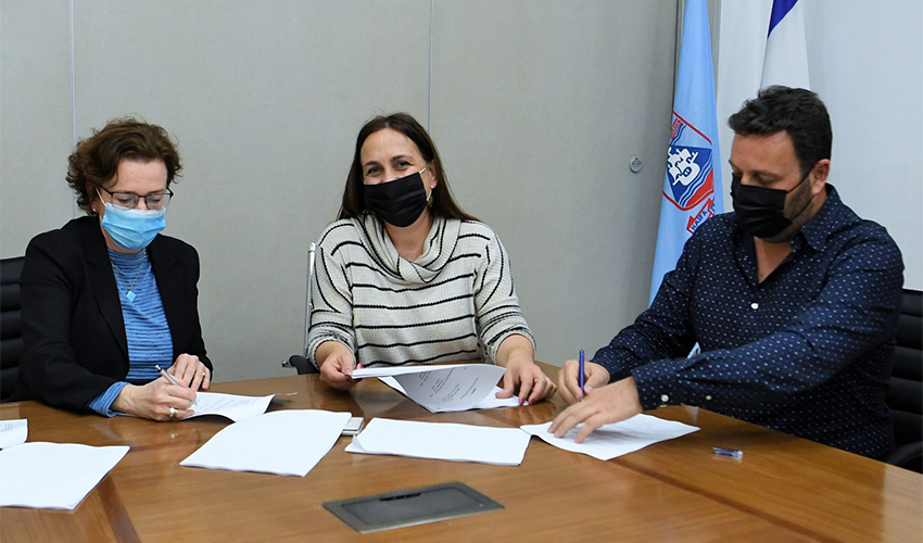 החתימה על ההסכם בין עיריית חיפה לחברה למתנ"סים (צילום: ראובן כהן, דוברות עיריית חיפה)