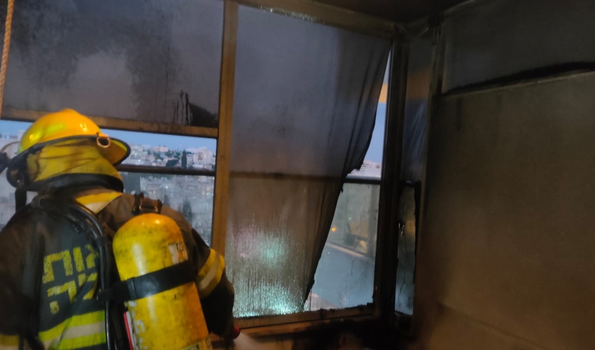 שריפה בבניין מגורים בקרית אתא (צילום: דוברות כבאות והצלה)
