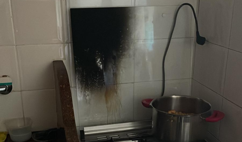 שריפה בדירה בגלל סיר שנשכח על הגז (צילום: דוברות כבאות והצלה)