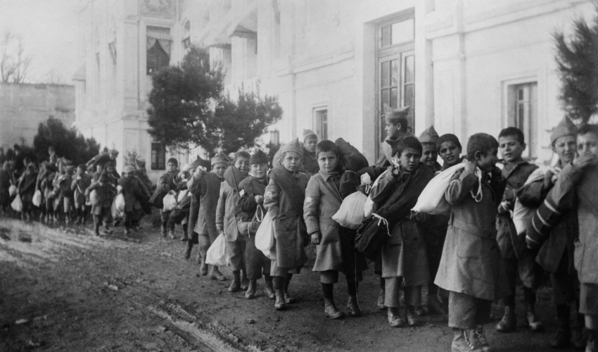 יתומים ארמנים מגורשים מטורקיה, 1920 (צילום: Everett Collection / shutterstock.com)