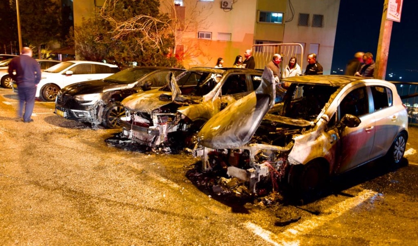 שריפה בשני כלי רכב ברחוב ב' בנובמבר