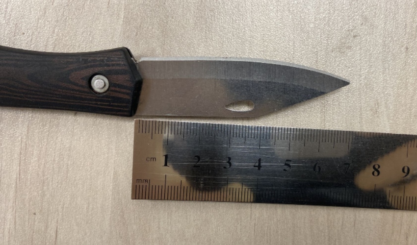 הסכין שנתפסה על גופו של החשוד (צילום: דוברות המשטרה)