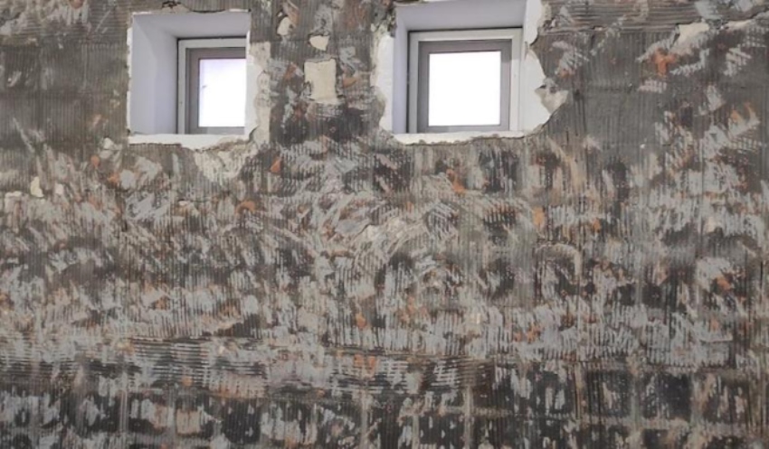 הקיר החשוף במבנה השירותים בשוק תלפיות (צילום: קרנית מנדל סינק)