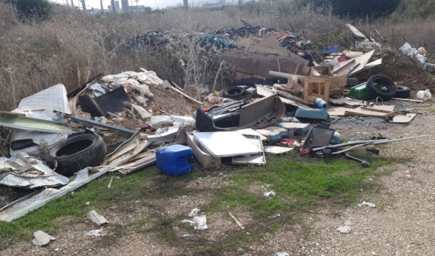 פסולת בנחל סעדיה (צילום: דוברות עיריית חיפה)