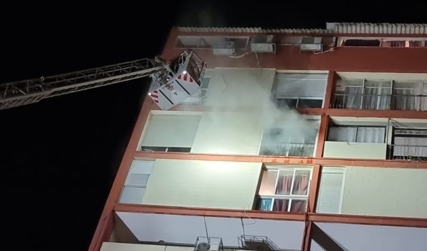 שריפה בדירה בלאון בלום (צילום: דוברות כבאות והצלה מחוז חוף)