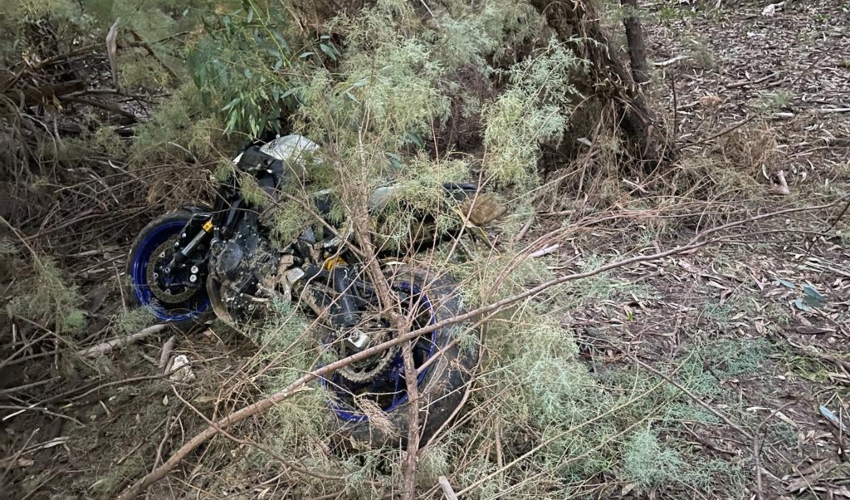 האופנוע ששימש את החשוד נמצא בשדה נטוש (צילום: דוברות המשטרה)