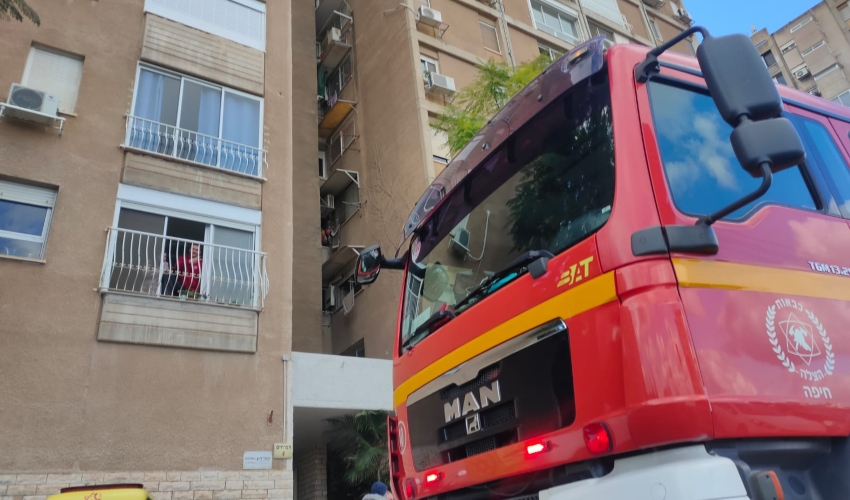 פצועה קל בשריפה בדירת מגורים ברחוב הפרחים בחיפה (צילום: דוברות כבאות והצלה מחוז חוף)