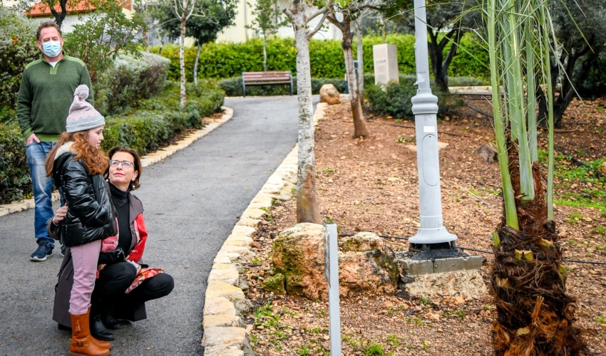 נטע אלטמן וראש העירייה קליש-רותם ליד עץ התמר בגן "מנוחה" (צילום: ניר בלזיצקי, דוברות עיריית חיפה)